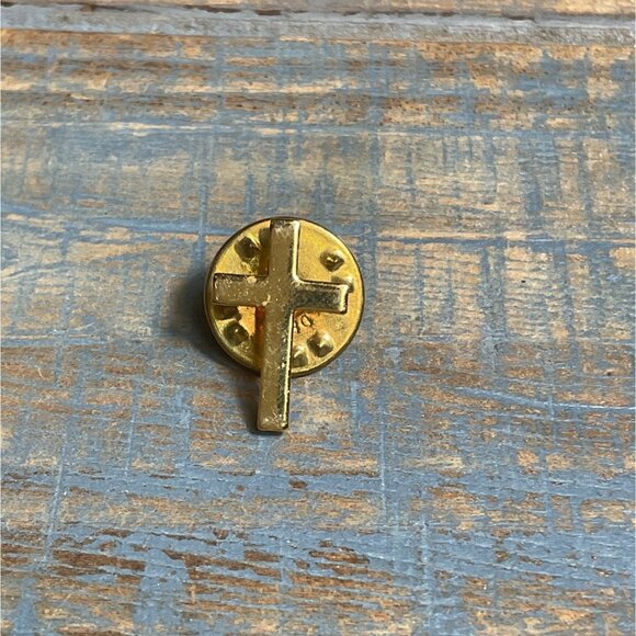 Religious Gold Cross Lapel Pin With Clutch Back - Picture 1 of 4